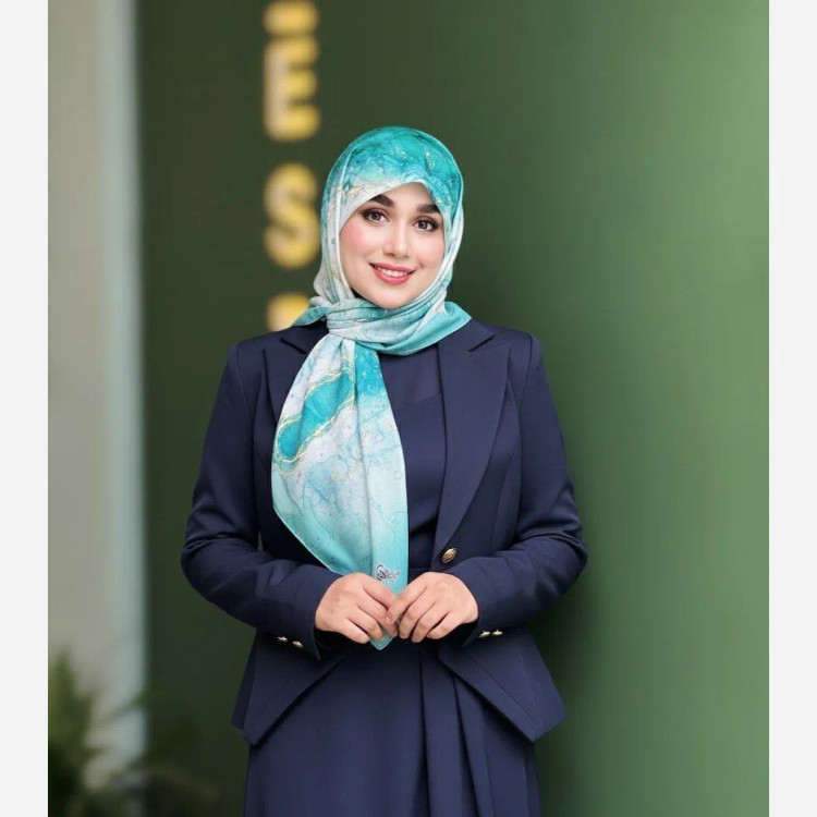 روسری نخی طرح رزیتا سایز 140 - طرح فیروزه ای و آبی شیک - بدون سُرخوردگی