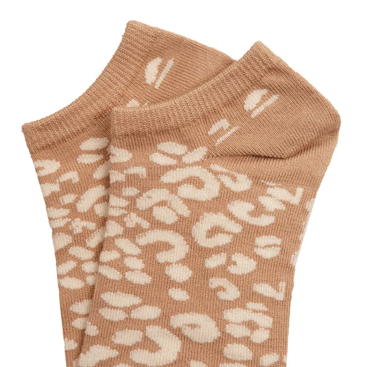 جوراب زنانه طرح پلنگی پشمی ضد حساسیت و ضد بو فری سایز (36 تا 40)